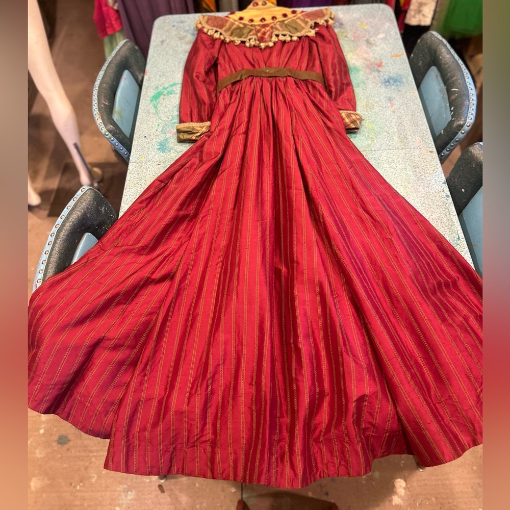 Victorian Rosette Robe - Picture 2 of 14
